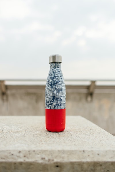 灰色和红色的瓶白色的混凝土表面
